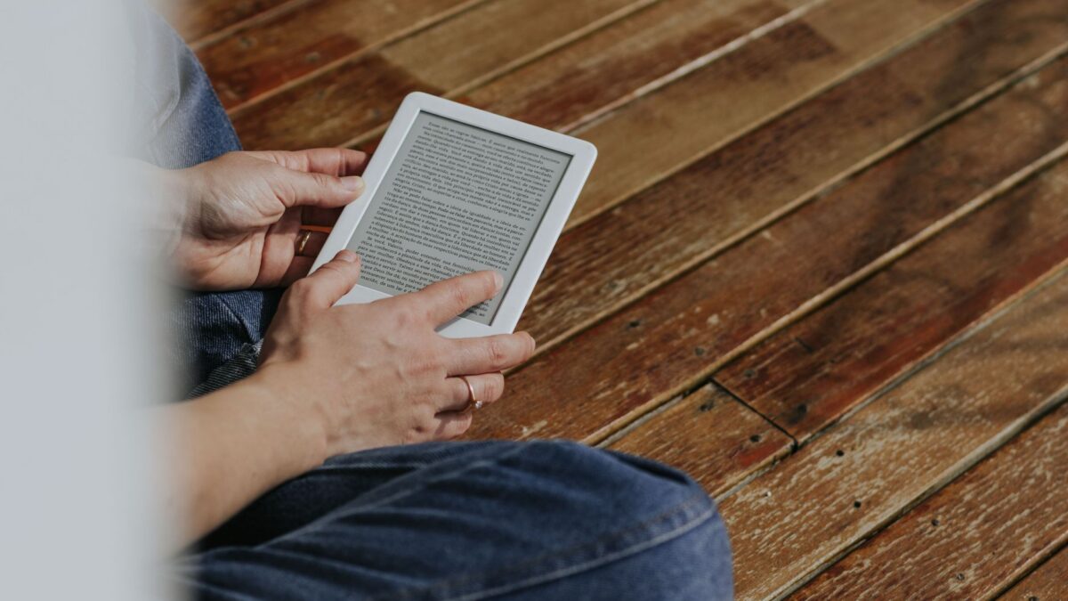 E-Reader Buying Guide: Kindle vs Kobo vs the Rest, Explained