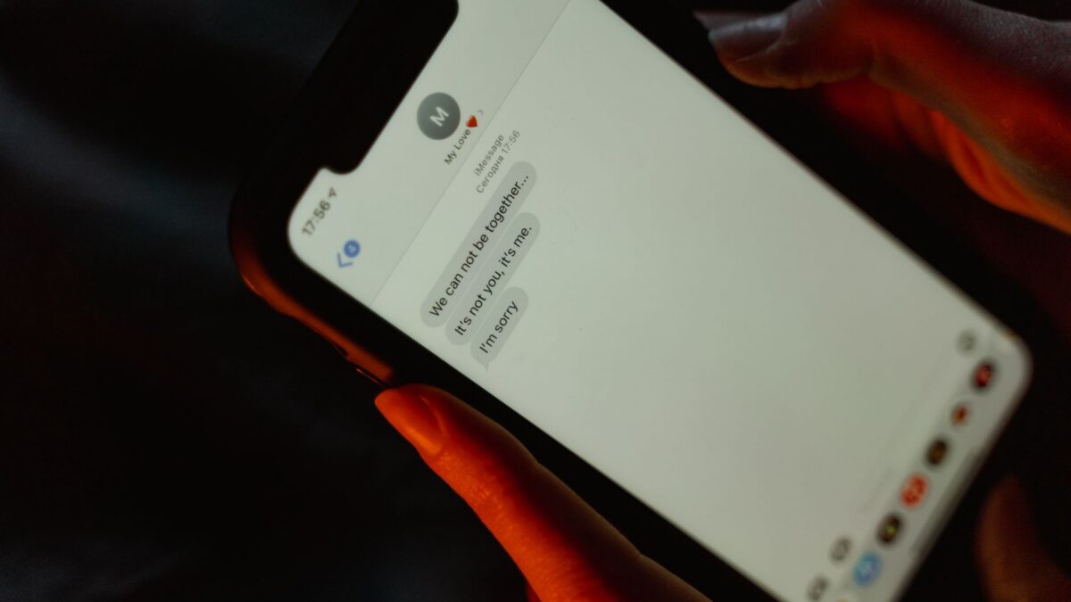How to Spot Scam Text Messages (Toll, Package, Bank and “Wrong Number” Scams)