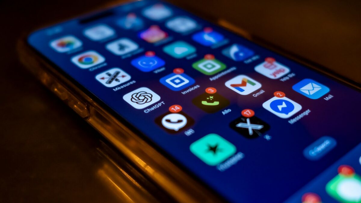 How to Use Two WhatsApp Accounts on One Phone (Android and iPhone)