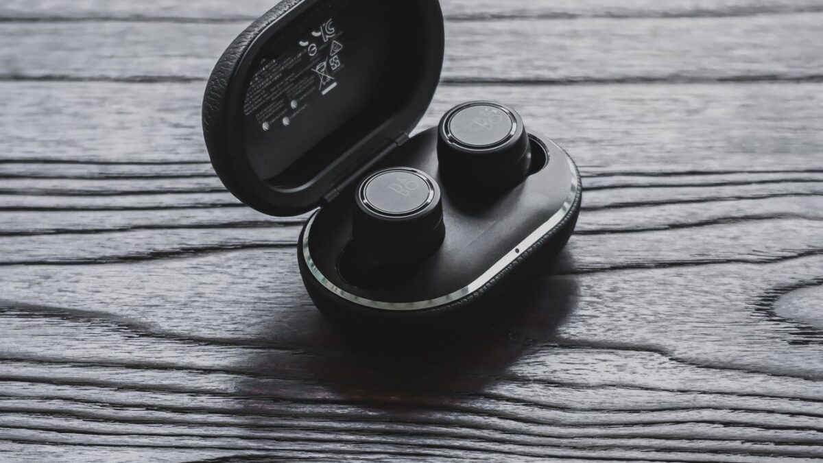 Noise-Cancelling Earbuds Explained: ANC, Codecs, Multipoint and Hearing Health
