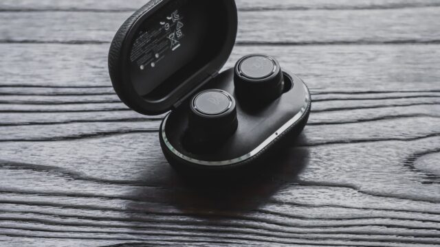 Noise-Cancelling Earbuds Explained: ANC, Codecs, Multipoint and Hearing Health