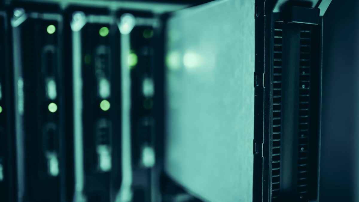 VPS vs Dedicated Server: Differences, Costs and Who Needs Which